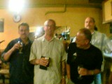 16 april: Met bezoek aan het bier: vlnr Theo, ik, Fred en Jan. En keer raden wie de foto genomen heeft!