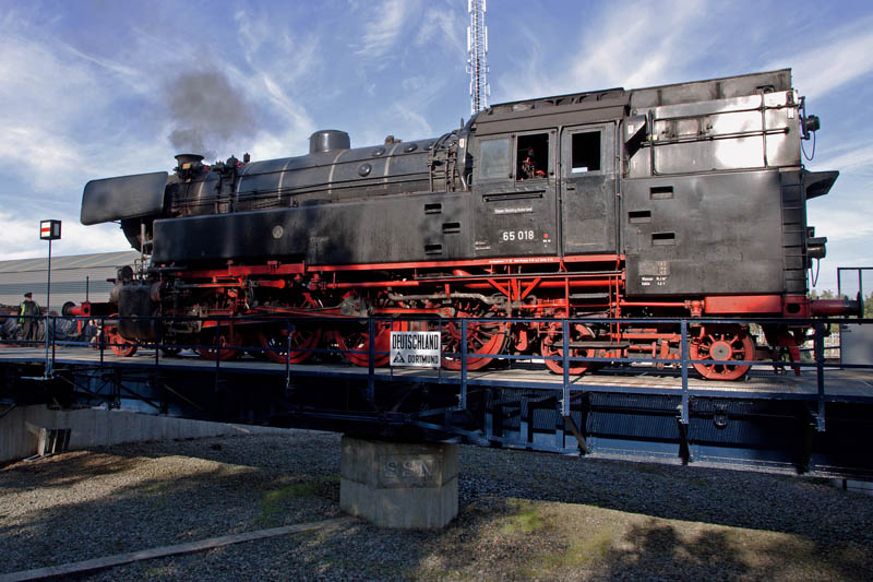 Locomotive 65 018 on the turn table(SSN), 11-10-2015)