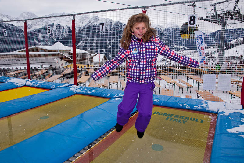 Selma on the trampoline (25-12-2011)