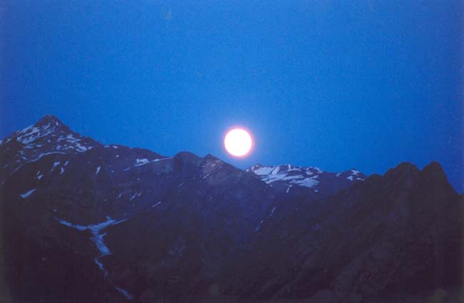 full moon rising (04-07-2005)
